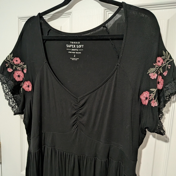 Torrid Brand Black V Neck Top With Lace And Embroidery Detailed Sleeves Torrid 2 - Picture 2 of 8